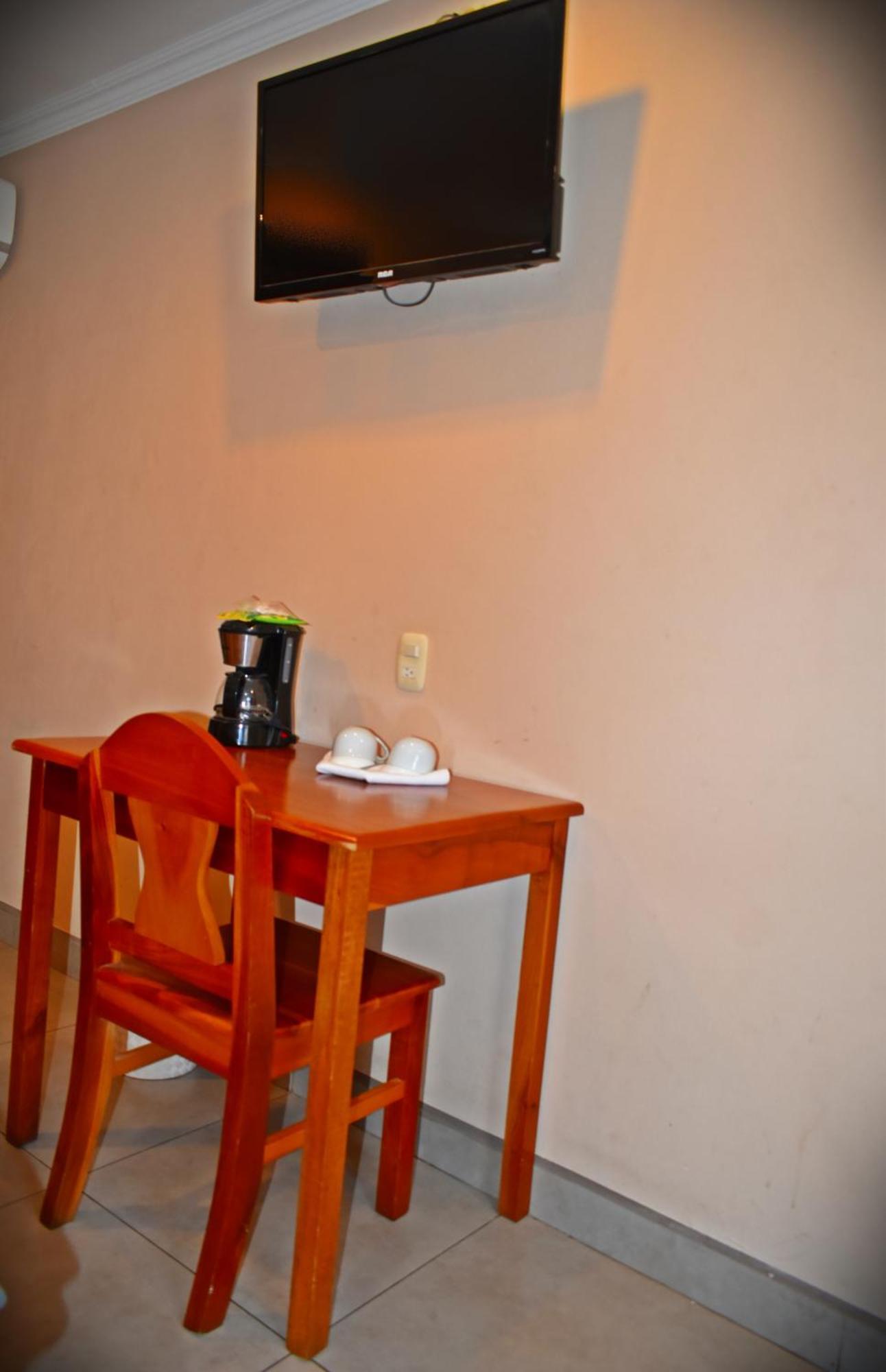 Hotel Cabinas Midey Puntarenas Bagian luar foto
