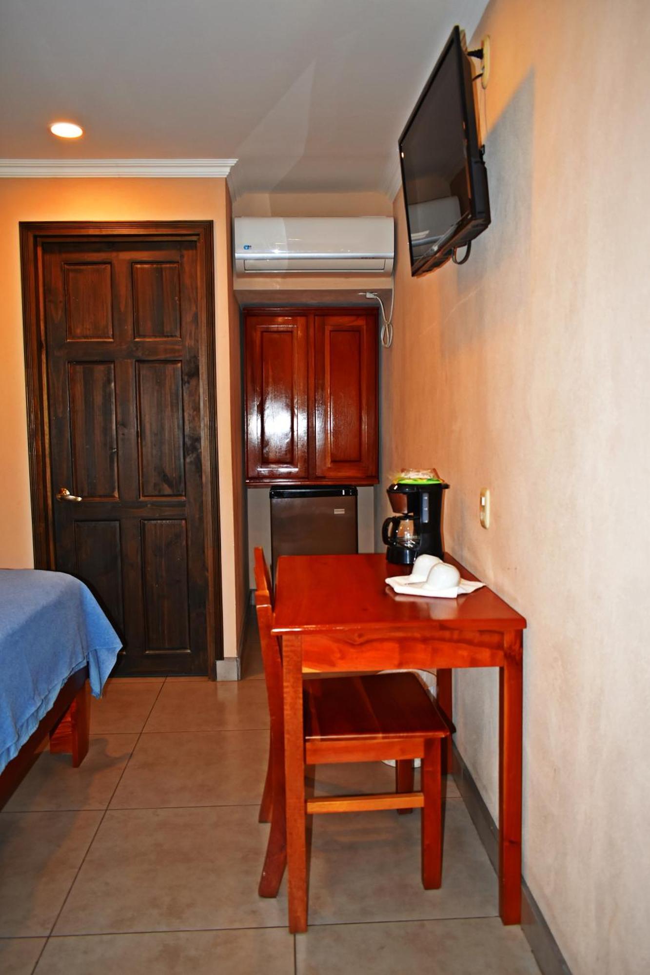 Hotel Cabinas Midey Puntarenas Bagian luar foto