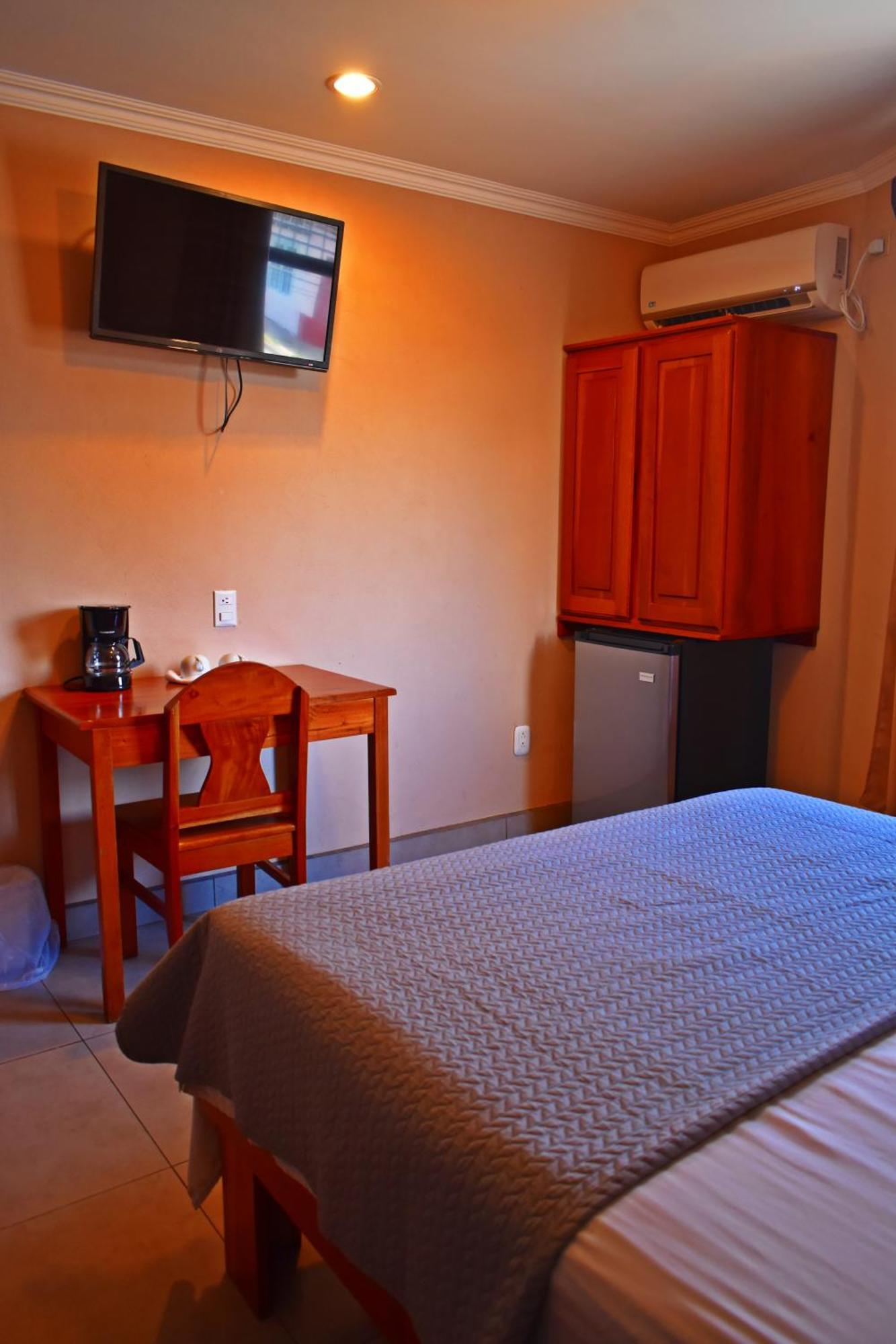 Hotel Cabinas Midey Puntarenas Bagian luar foto